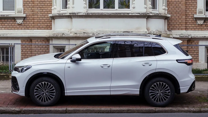 Always On City Strolls Tiguan R Line 4x5 September 2024 02 Web 1
