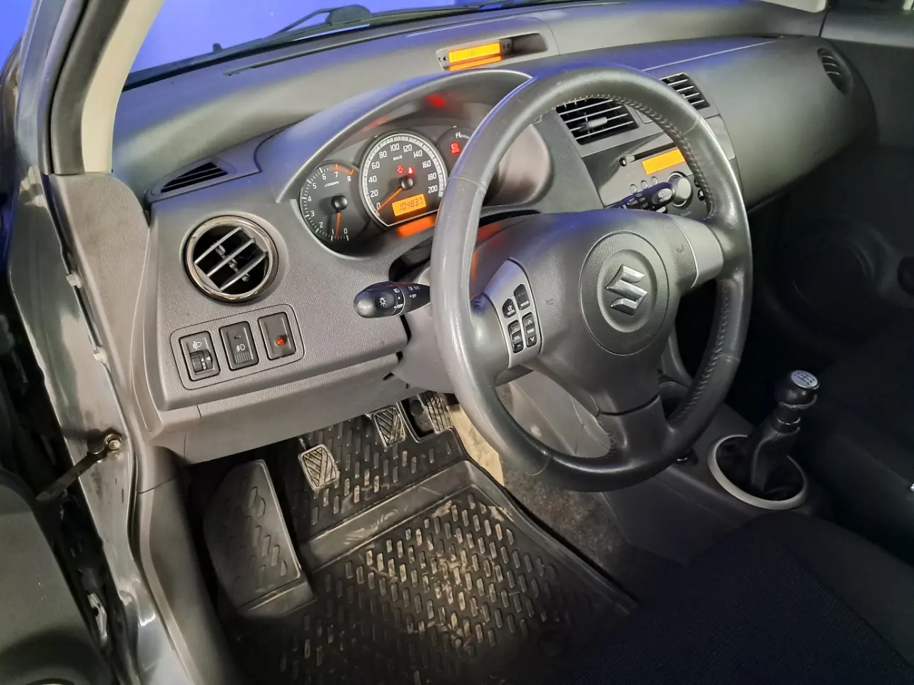 SUZUKI SWIFT