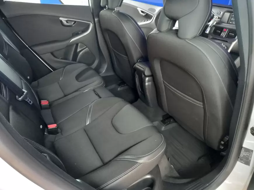 VOLVO V40 Hatchback 2019