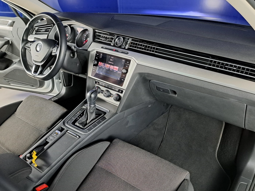 VOLKSWAGEN PASSAT Sedan 2019