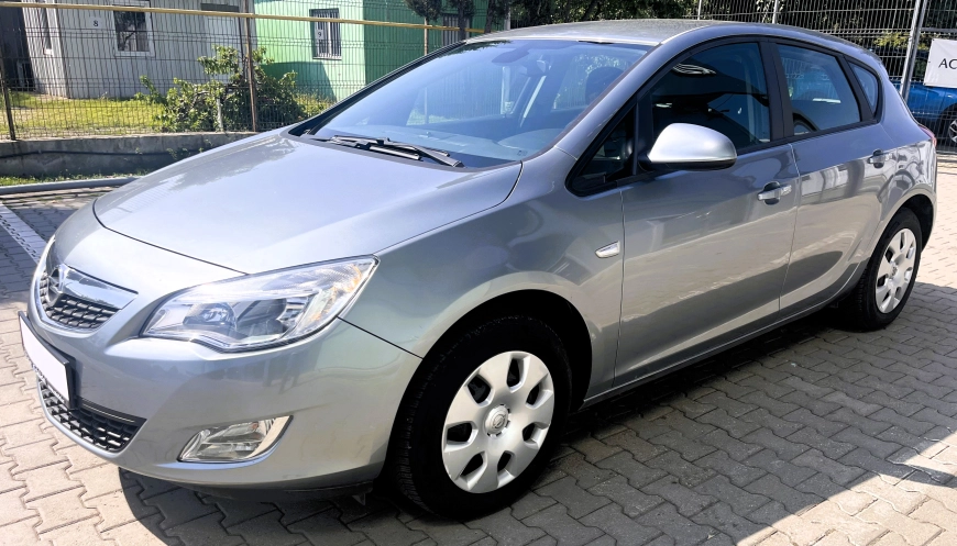 Opel Astra J Hatchback 2011