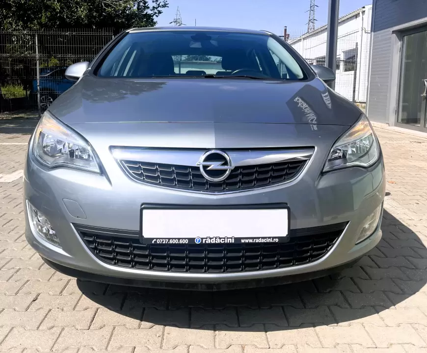 Opel Astra J Hatchback 2011
