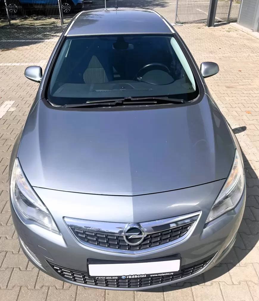 Opel Astra J Hatchback 2011
