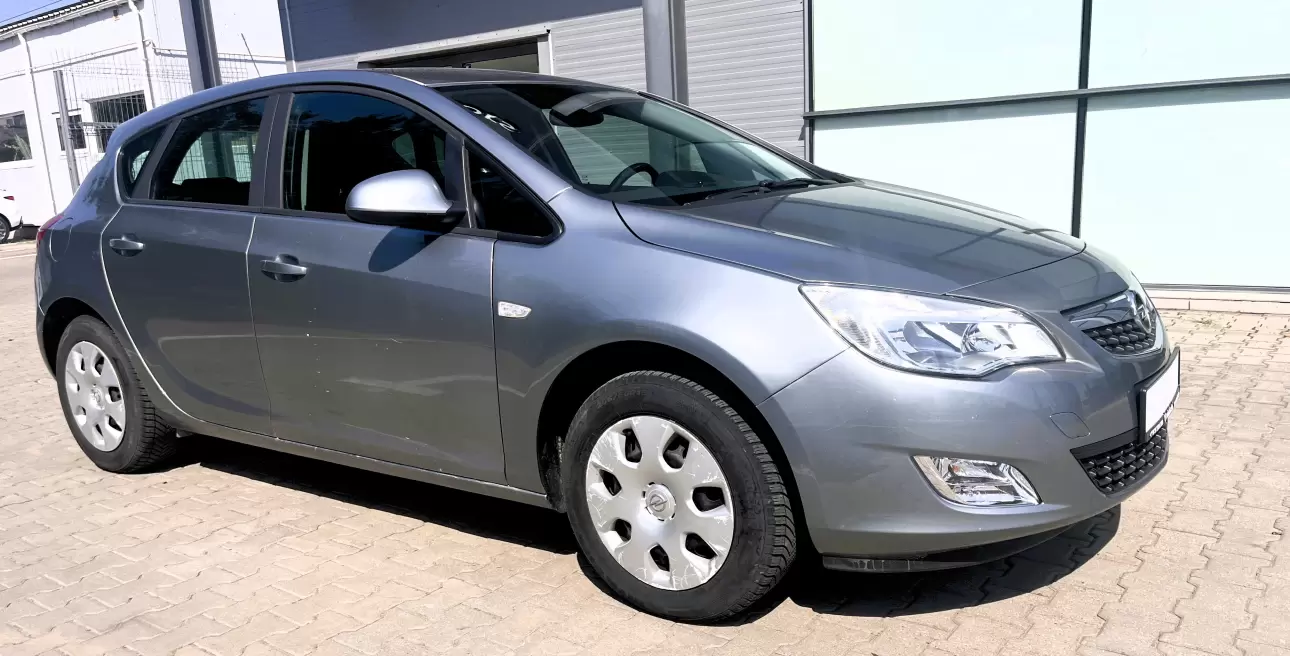 Opel Astra J Hatchback 2011