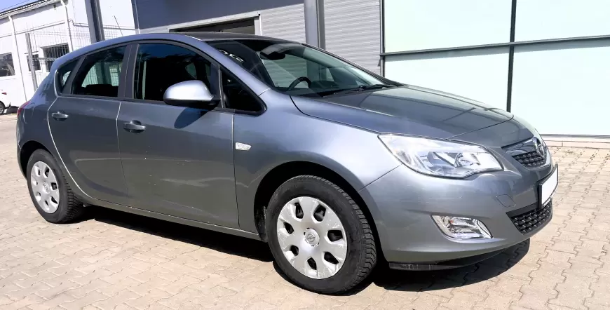 Opel Astra J Hatchback 2011