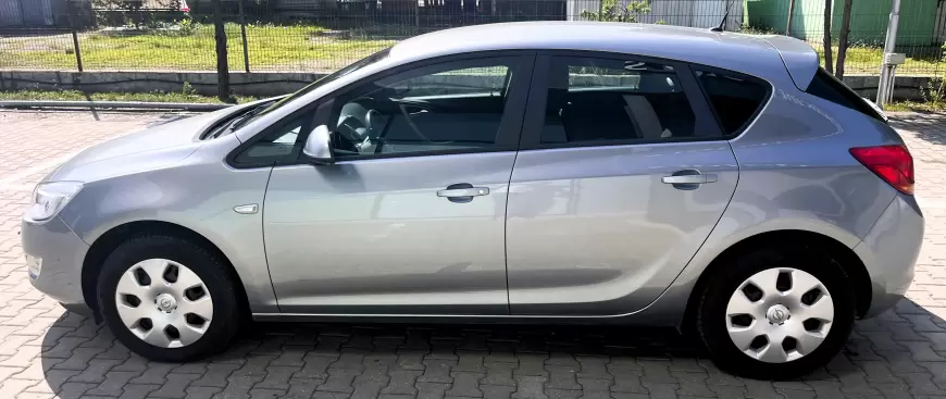 Opel Astra J Hatchback 2011