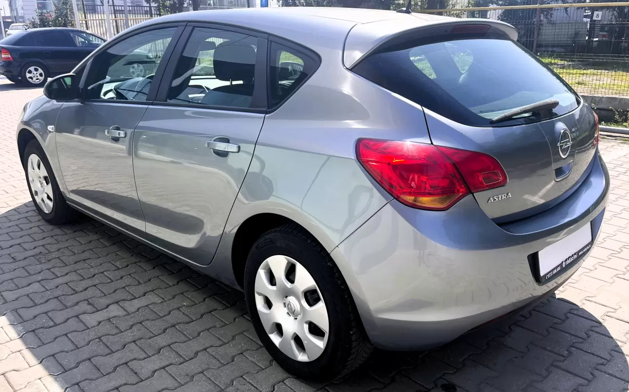 Opel Astra J Hatchback 2011
