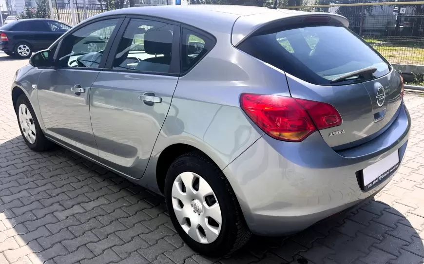 Opel Astra J Hatchback 2011