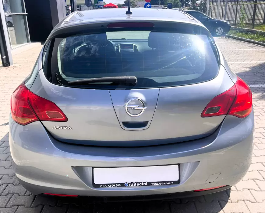 Opel Astra J Hatchback 2011
