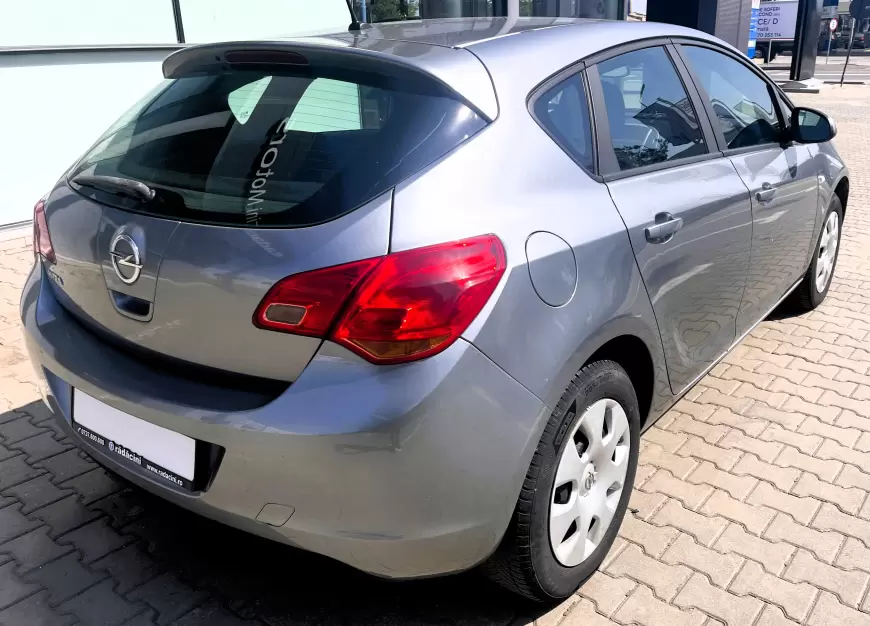Opel Astra J Hatchback 2011