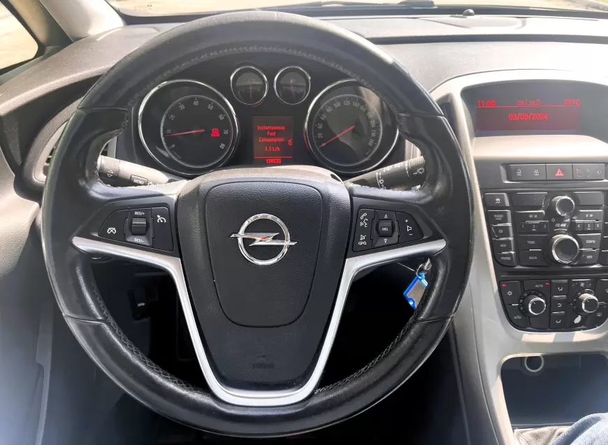 Opel Astra J Hatchback 2011