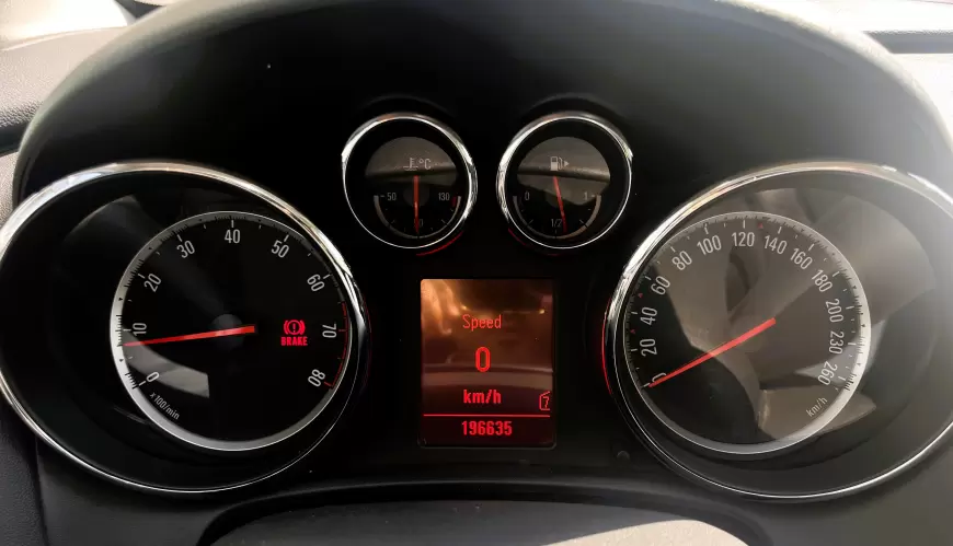 Opel Astra J Hatchback 2011