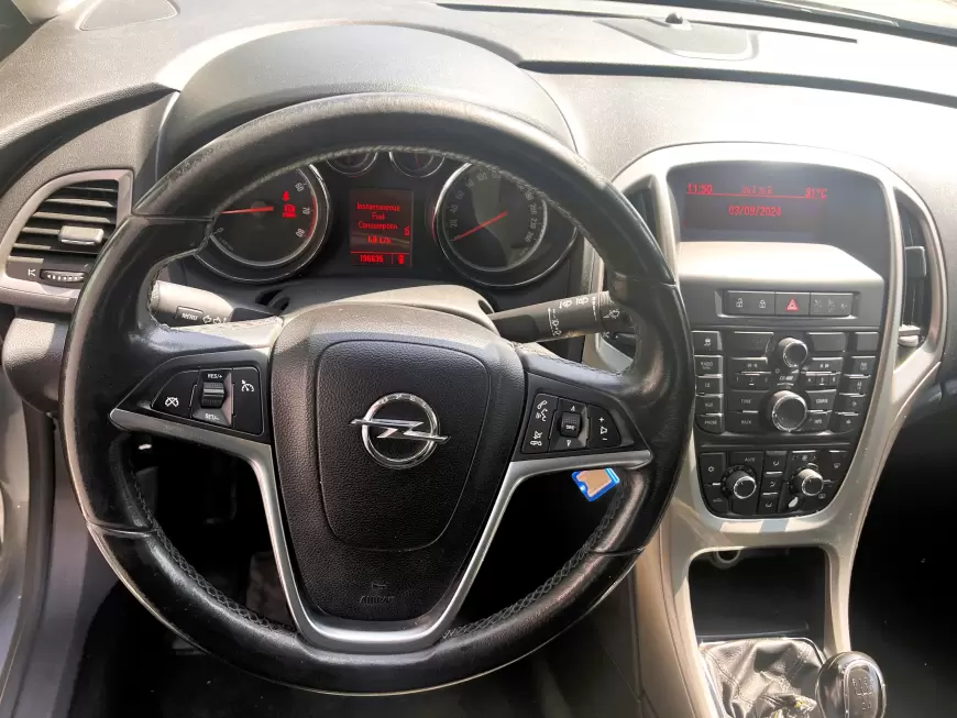 Opel Astra J Hatchback 2011