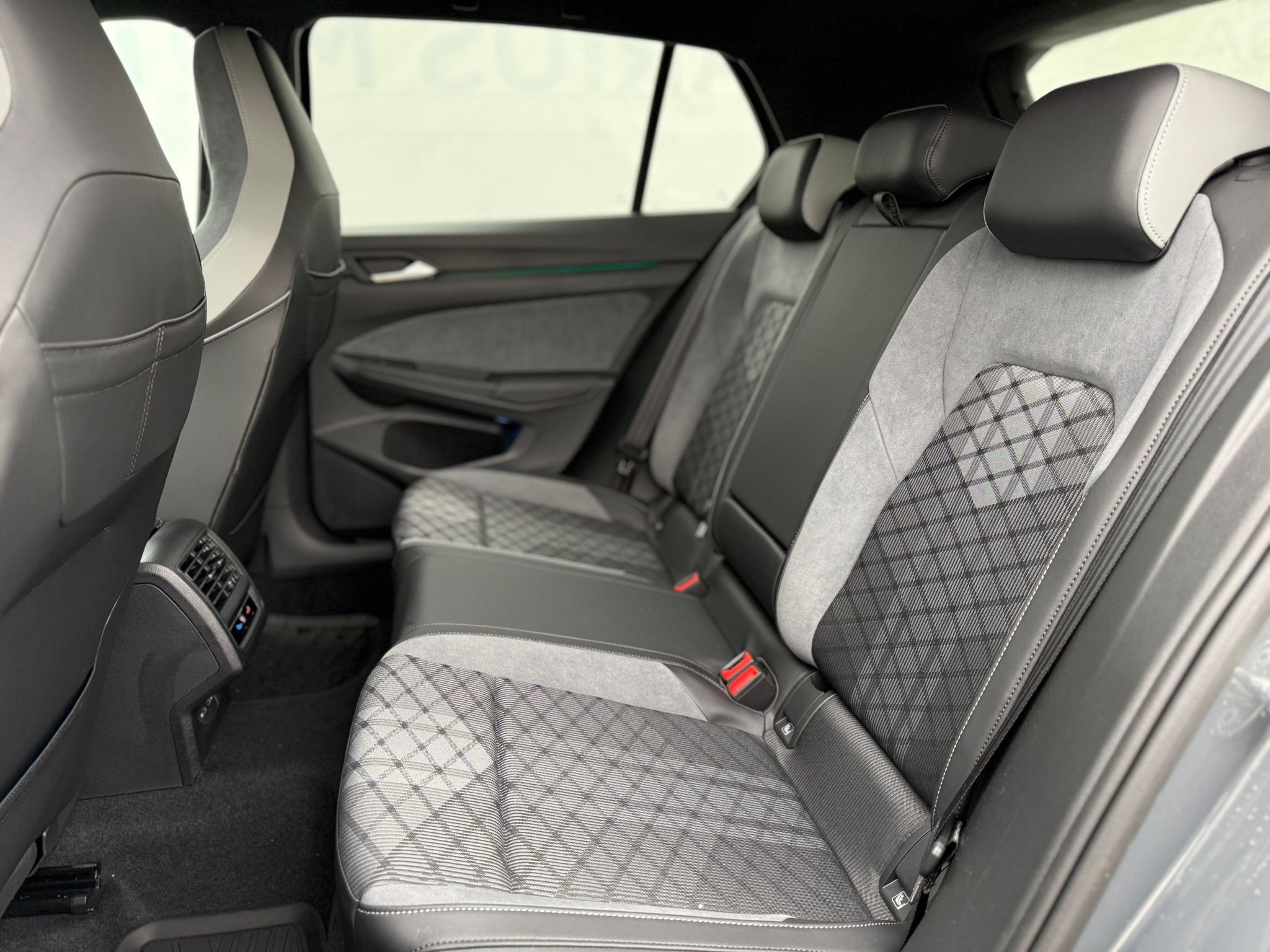 VOLKSWAGEN Golf 2024 — imagine 10
