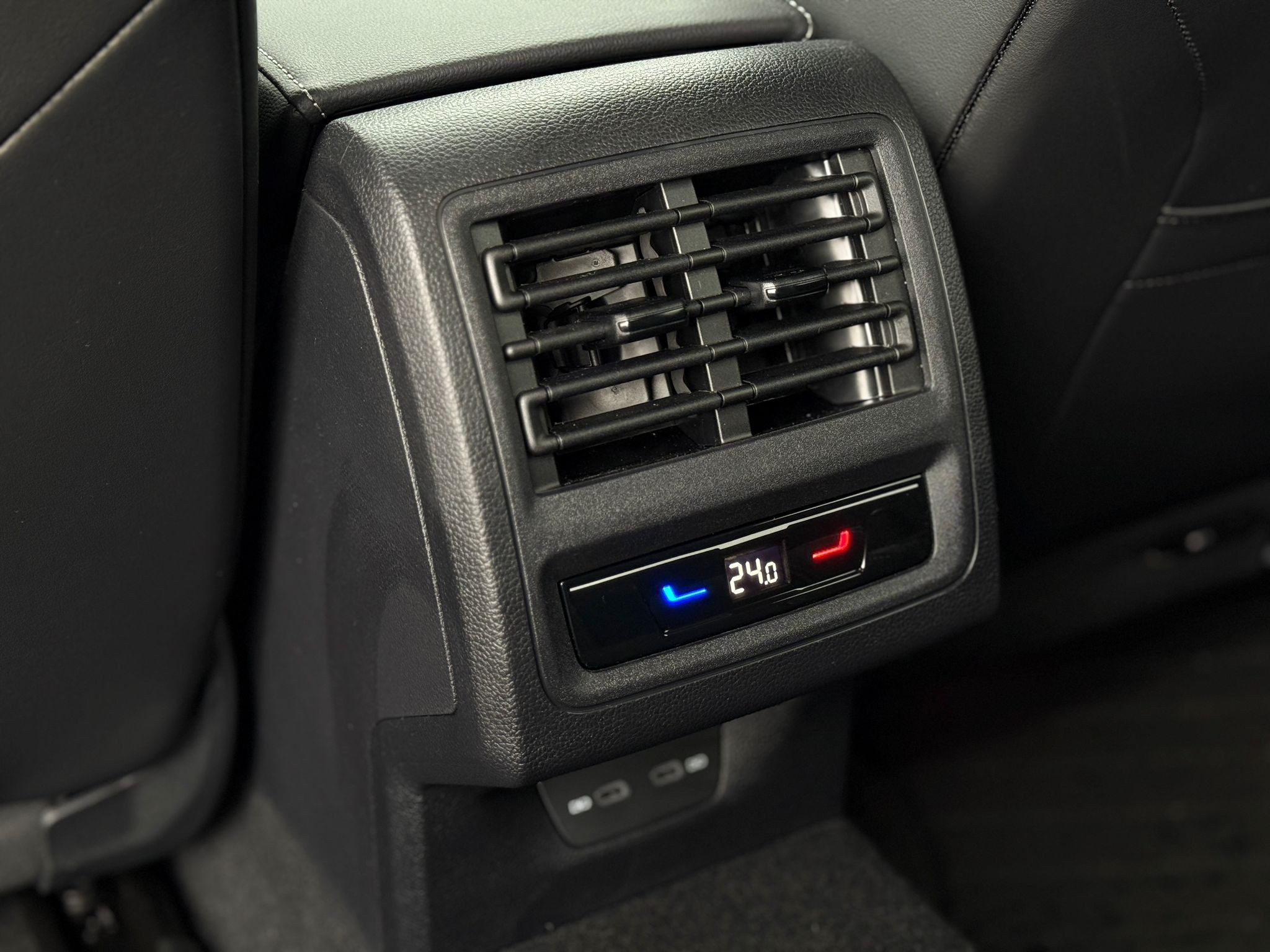 VOLKSWAGEN Golf 2024 — imagine 11