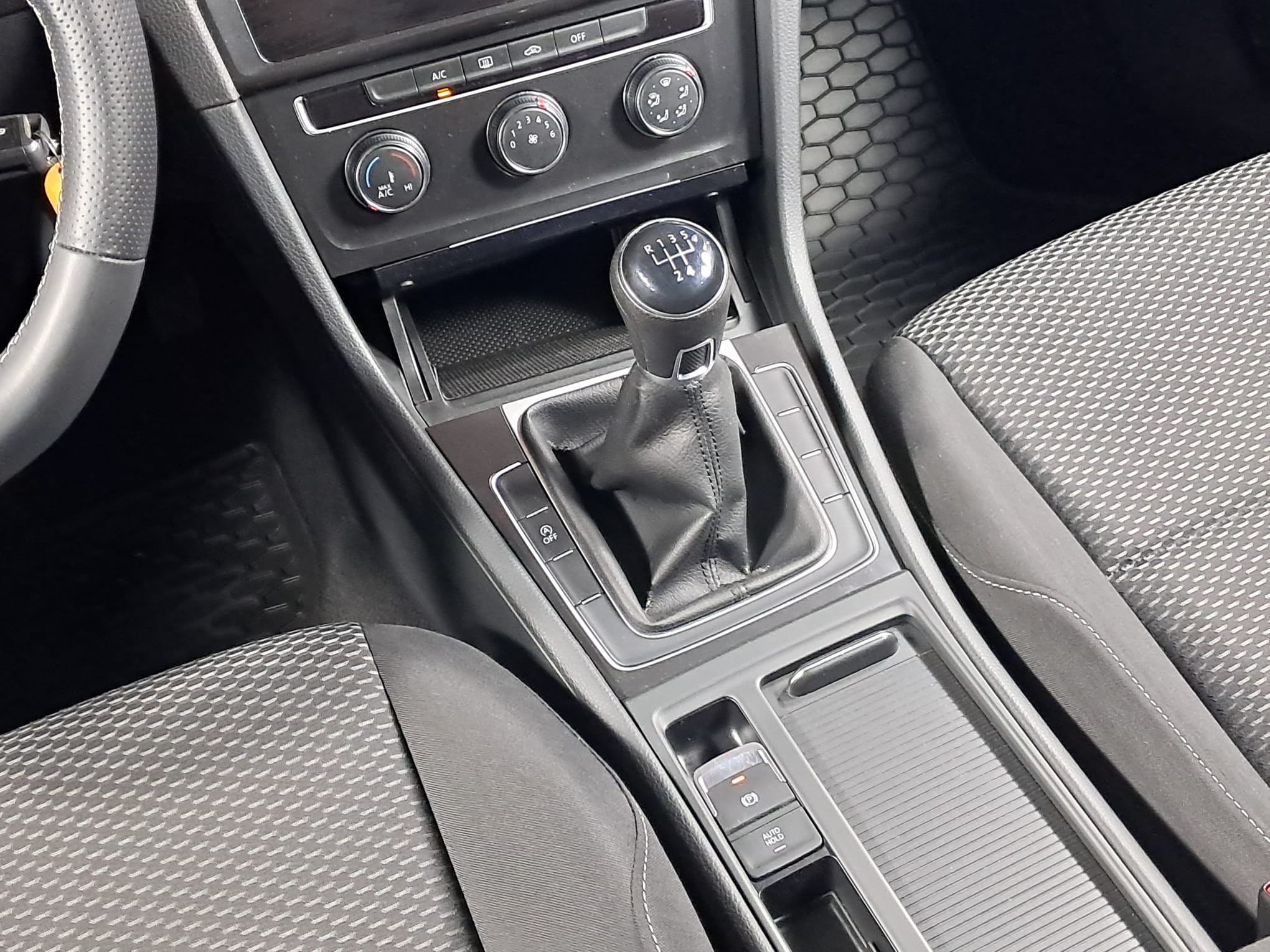 VOLKSWAGEN Golf 2019 — imagine 19