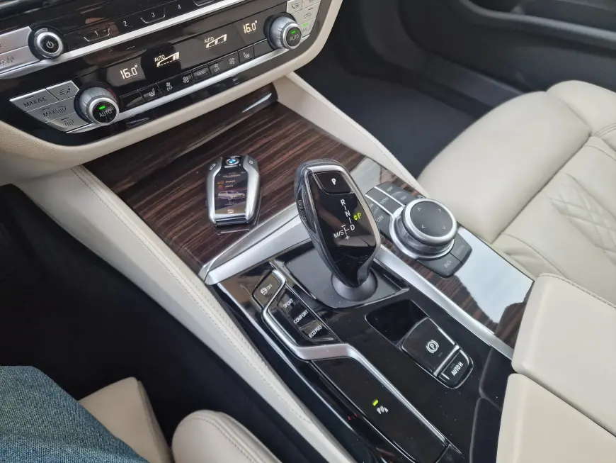 BMW Seria 5 518d Luxury Line 150cp 2022