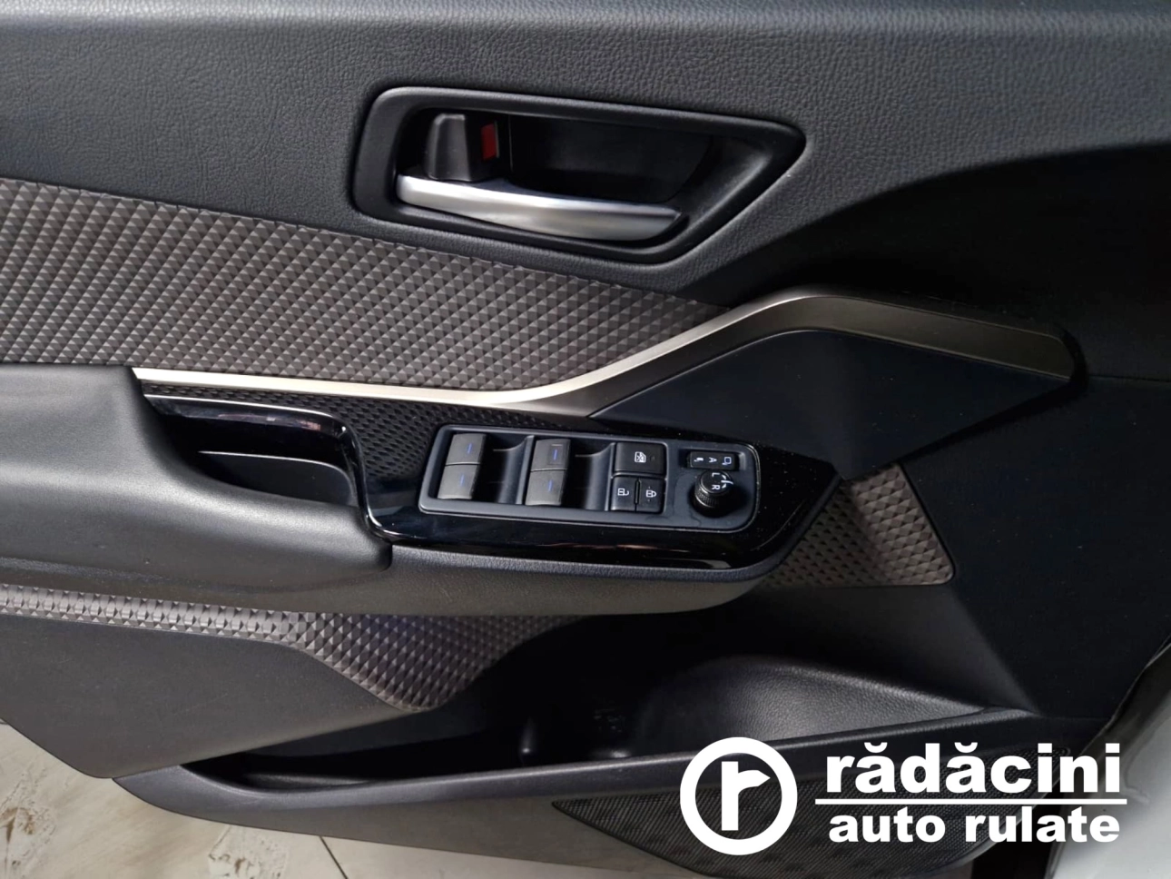 TOYOTA C-HR 2.0i HIBRID BI-TONE 152 CP