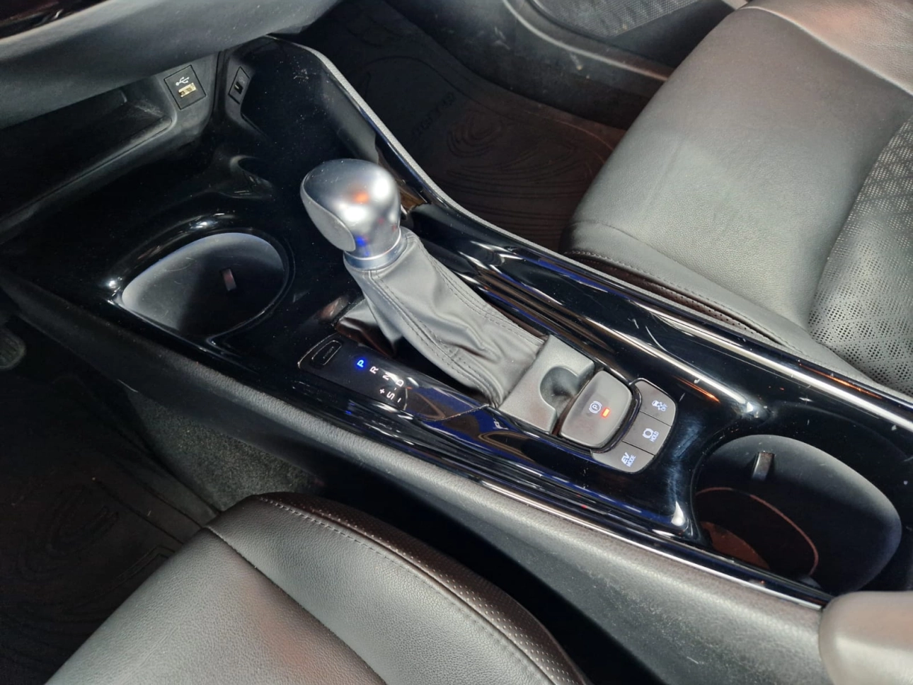 TOYOTA C-HR 2.0i HIBRID BI-TONE 152 CP