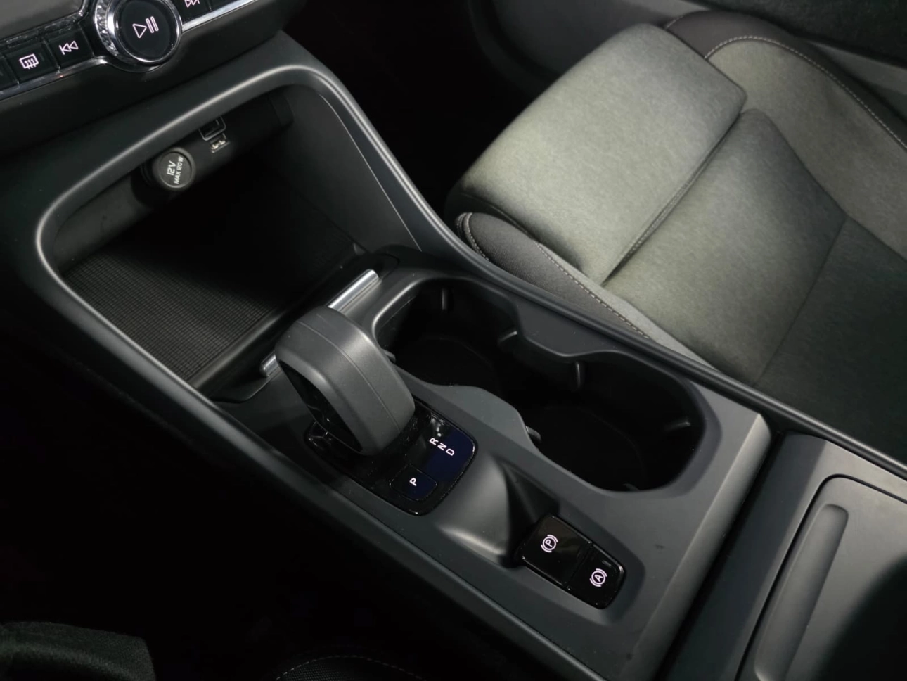 VOLVO XC 40 1.5 T3 163CP AT MOMENTUM PRO 2021