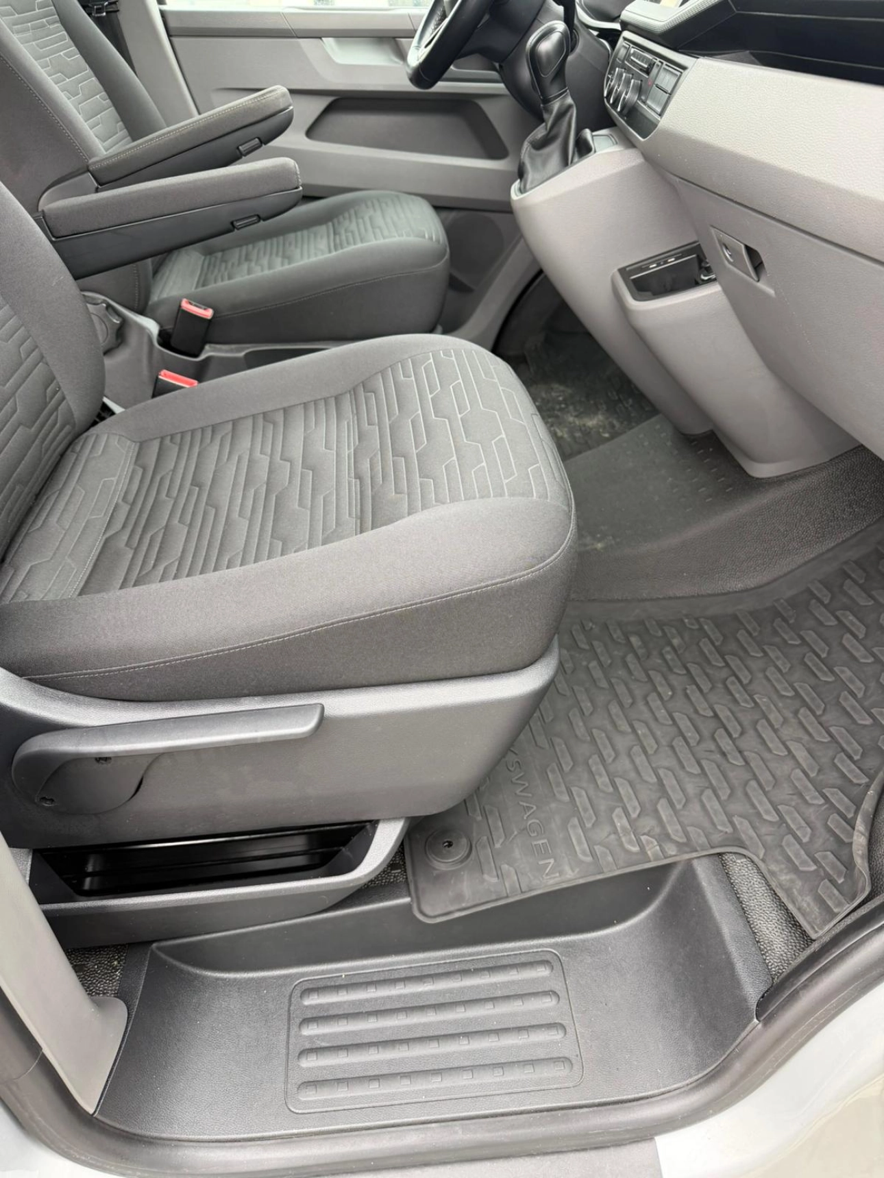 Volkswagen CARAVELLE Van 2021