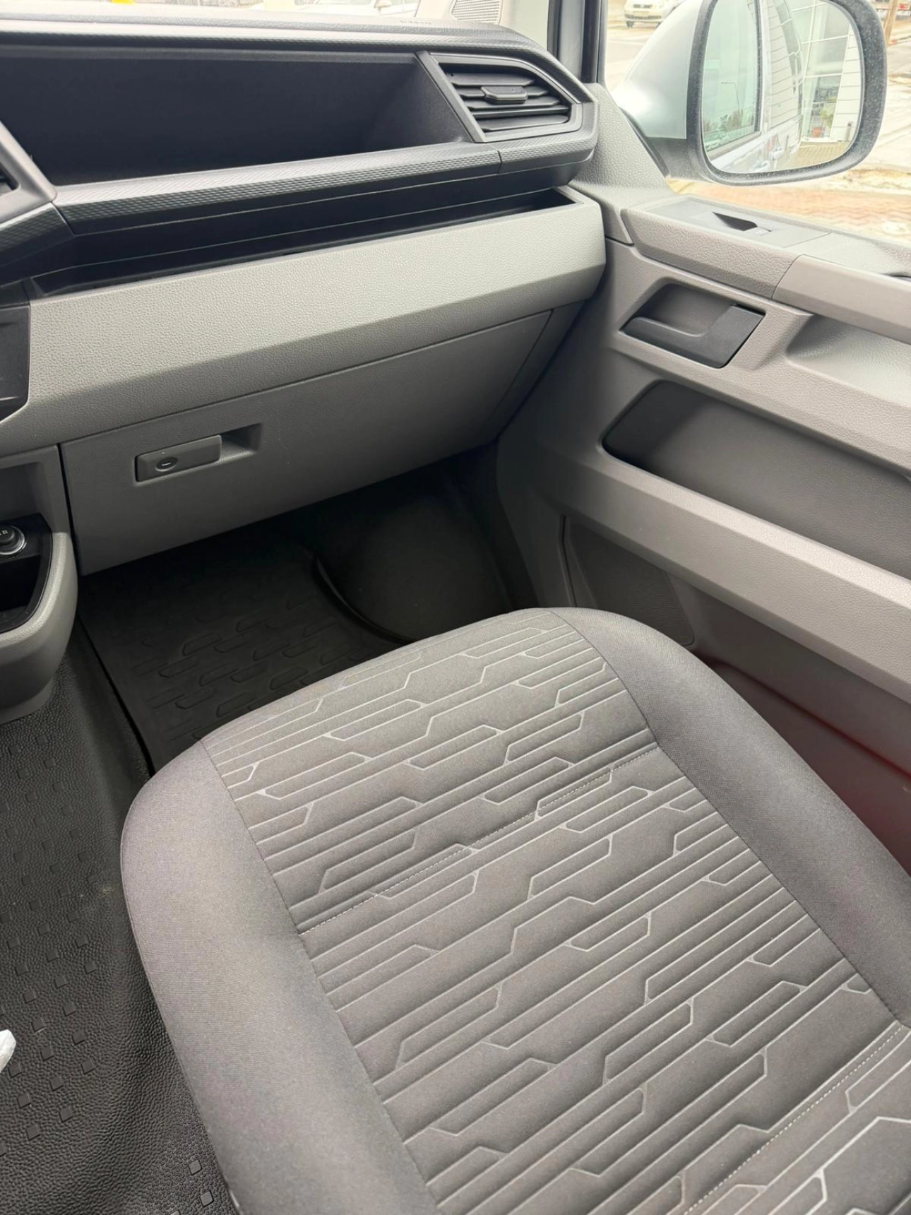 Volkswagen CARAVELLE Van 2021