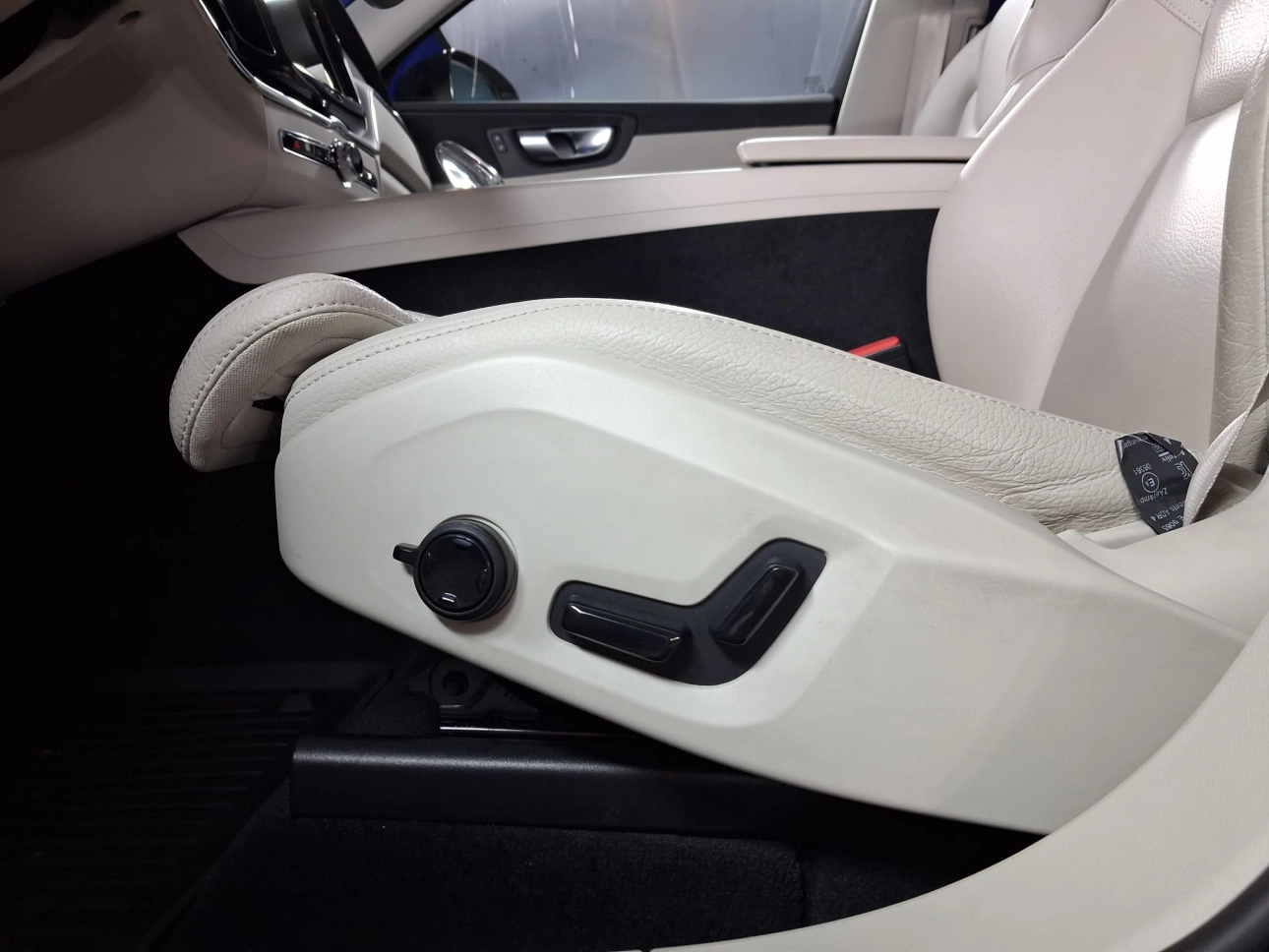 VOLVO XC60 INSCRIPTION 4WDB4D-HYBRID 197CP 2020