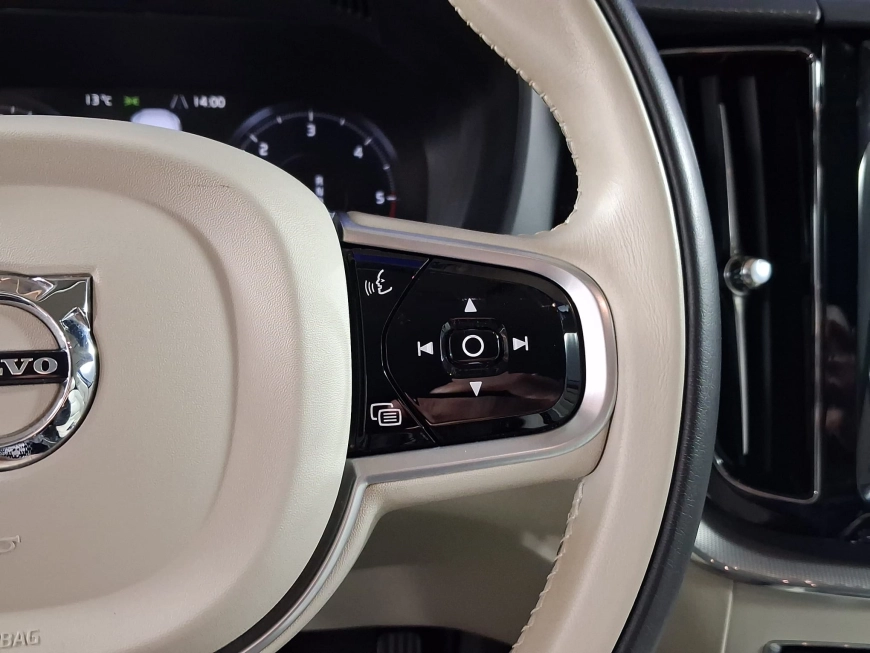 VOLVO XC60 INSCRIPTION 4WDB4D-HYBRID 197CP 2020