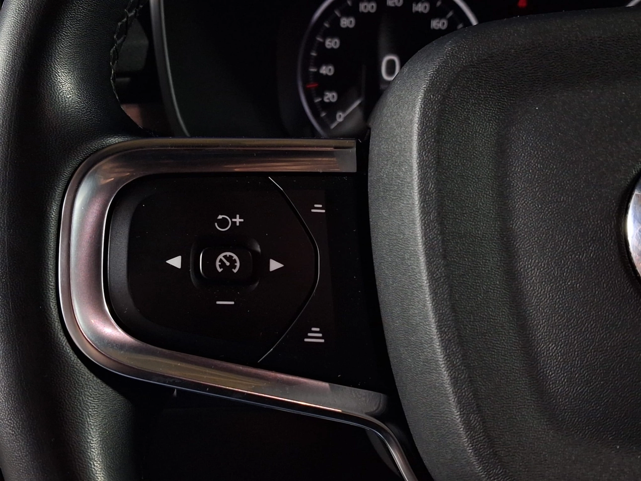 VOLVO XC 40 MOMENTUM HYBRID B4 MHEV  2.0TI  197CP 2021