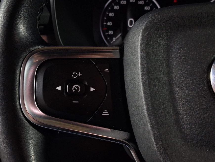 VOLVO XC 40 MOMENTUM HYBRID B4 MHEV  2.0TI  197CP 2021