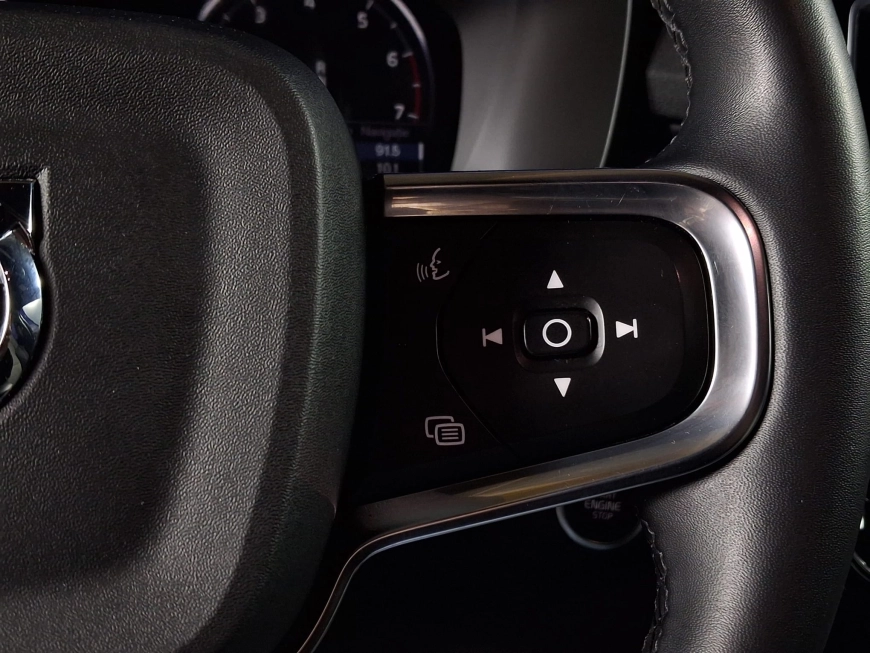 VOLVO XC 40 MOMENTUM HYBRID B4 MHEV  2.0TI  197CP 2021