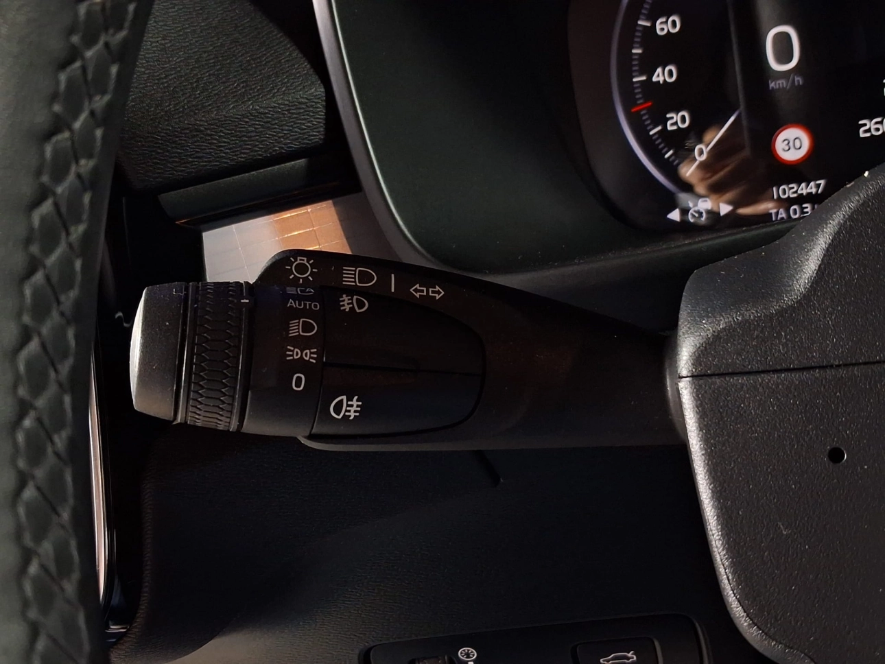 VOLVO XC 40 MOMENTUM HYBRID B4 MHEV  2.0TI  197CP 2021