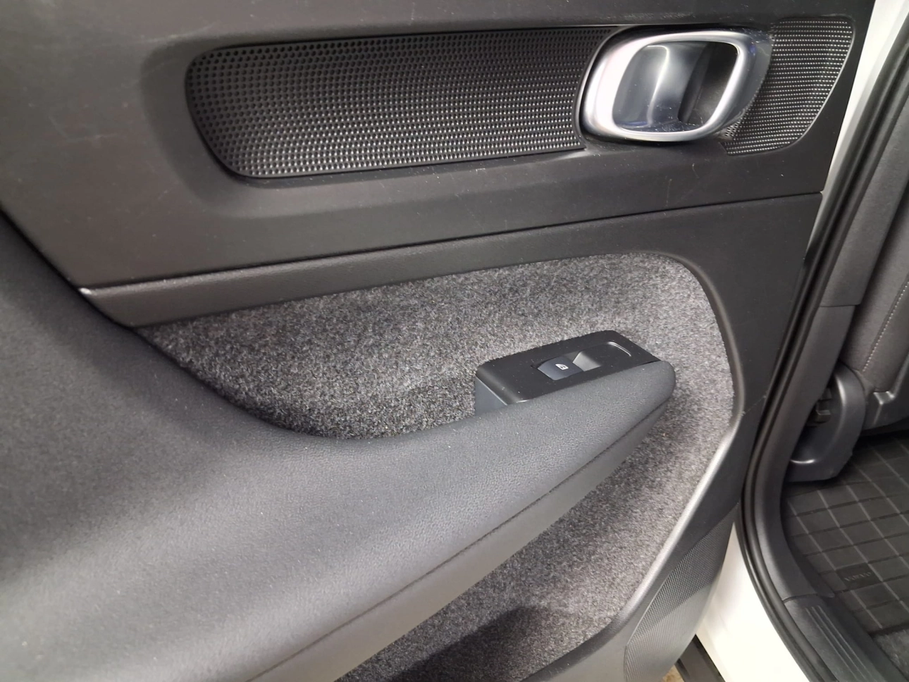 VOLVO XC 40 MOMENTUM HYBRID B4 MHEV  2.0TI  197CP 2021