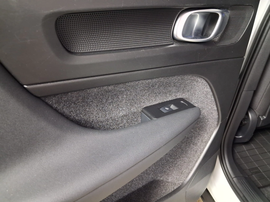 VOLVO XC 40 MOMENTUM HYBRID B4 MHEV  2.0TI  197CP 2021