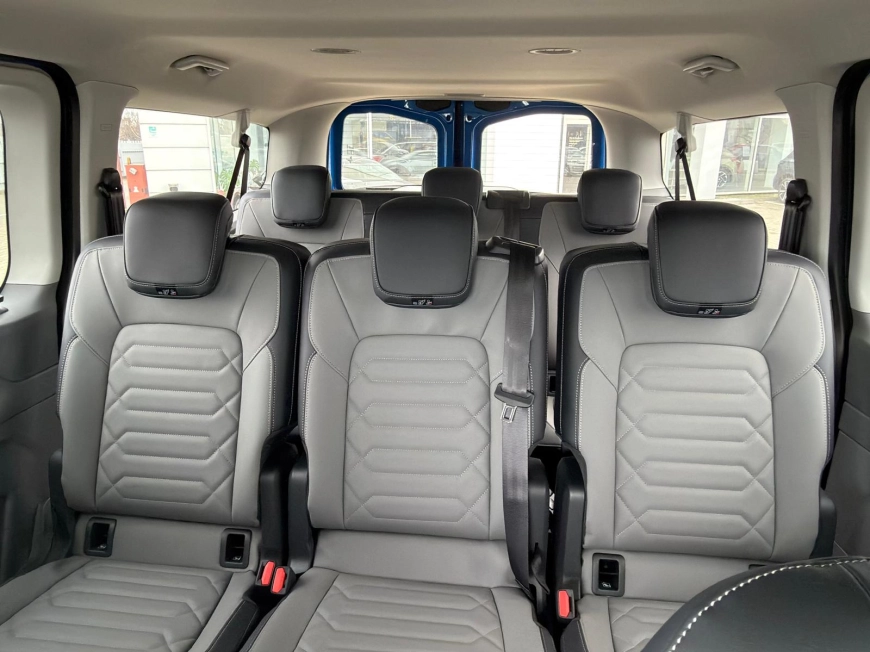 Volkswagen Caravelle Van 2025