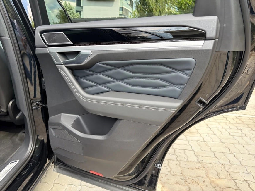Volkswagen Touareg R-Line SUV 2025