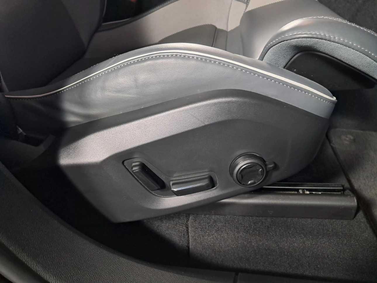 VOLVO XC60 R-DESIGN 2.0TD HYBRID AWD AT8 197CP 2022