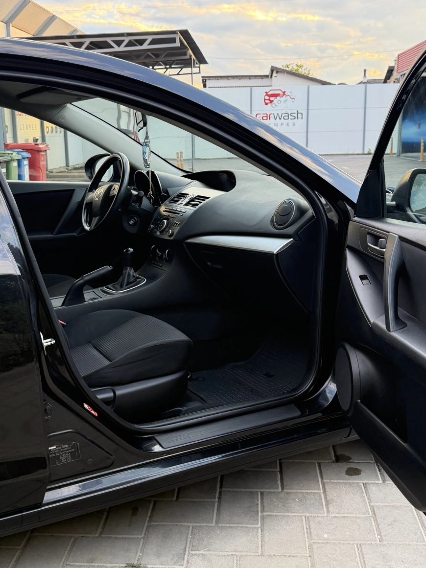Mazda 3 Sedan 2013
